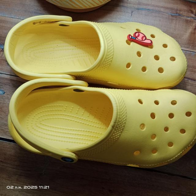 รองเท้า crocs มือสองแท้ 100% ขนาดM6 หรือ เบอร์ 39 หรือขนาดเท้า 24-24.5ซม. 6