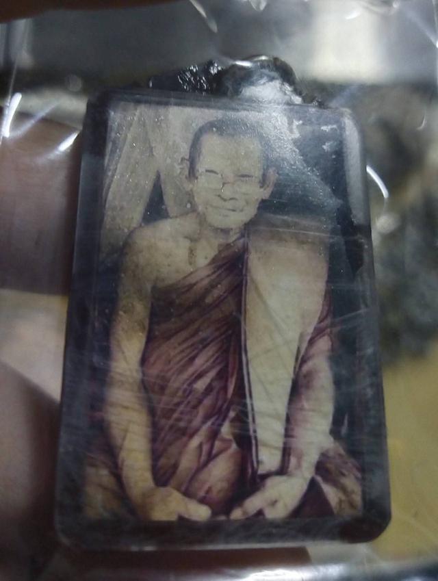 รูปถ่ายยุคต้น ณ กุฏิวัดธาตุประทับ หลวงปู่มหาศิลา สิริจันโท  วัดธาตุประทับ  จังหวัดร้อยเอ็ด  เลี่ยมโบราณด้านหลังมีจีวรเก่าม รูปที่ 2