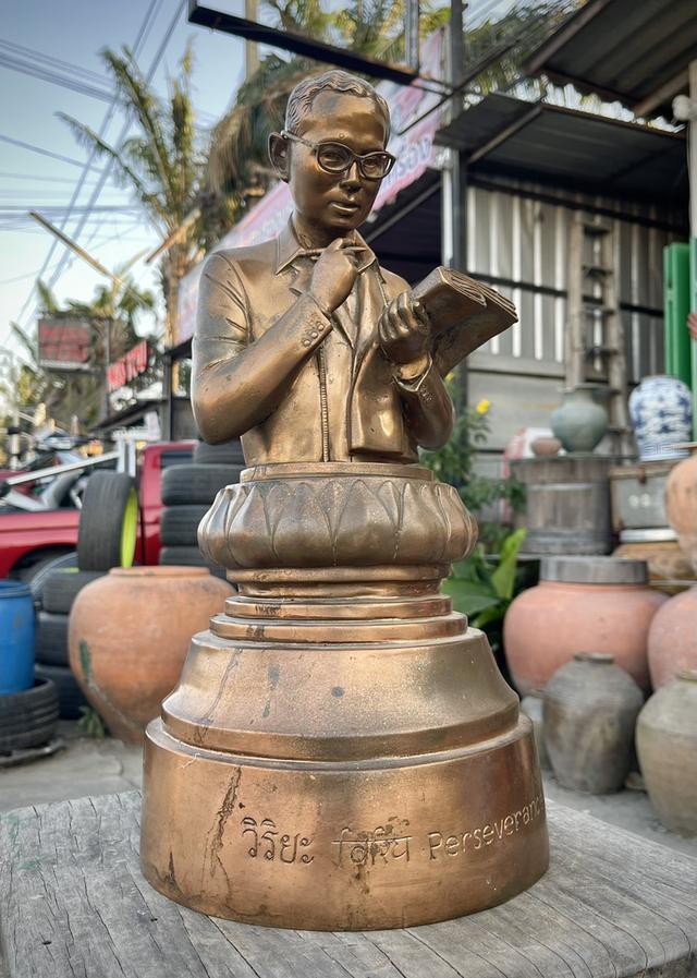 พระบรมรูปในหลวงรัชกาลที่9 ทรงงาน เนื้อทองเหลือง รุ่นวิริยะ Perseverance 6