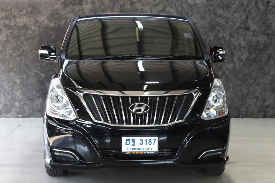รหัสรถ JRS3187 🚐✨ HYUNDAI H-1 ปี 2017 สีดำสุดหรู สภาพพร้อมใช้ รูปที่ 1