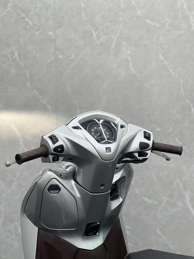 ฮอนด้าหลีด 125 ปี 2023 ระบบ 4 วาล์ว สีเทาเวียดนาม ตัดล้อแดง รถสวย แต่งคลีนๆ โช๊คโอลิน เอกสารครบ เล่มพร้อมโอน 3