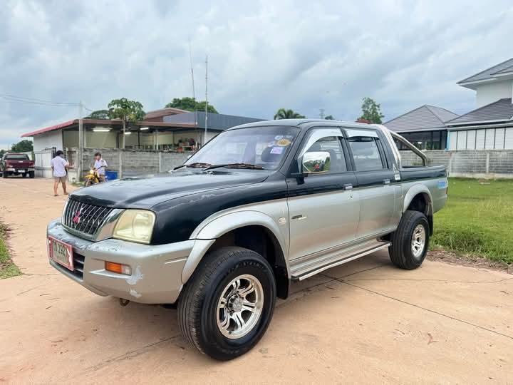 Mitsubishi Strada Grandis สีดำ 2