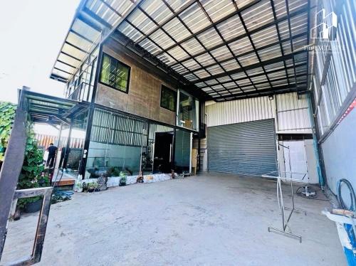 🏭 ขายด่วน! โรงงานพร้อมที่อยู่อาศัย (SME Home Factory) ทำเลศักยภาพ: ถนนบ้านกล้วย-ไทรน้อย บางบัวทอง นนทบุรี ราคา 5,900,000 บาท (ราคาต่อรองได้) 2