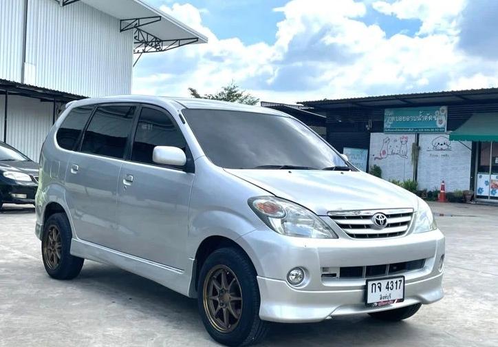 Toyota Avanza สีขาว 3