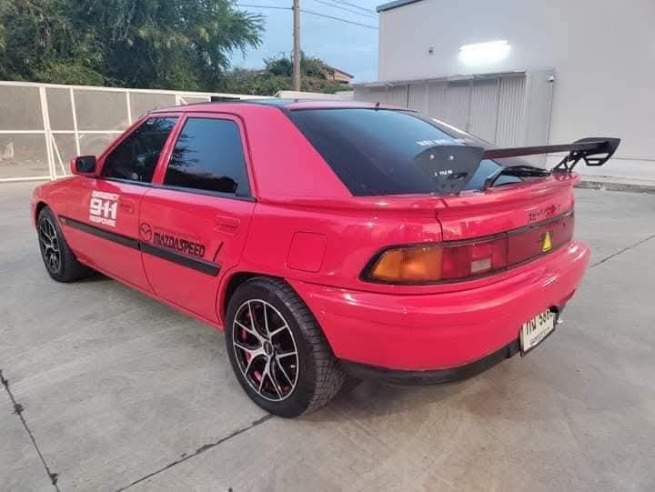 Mazda 323 สีแดง 3