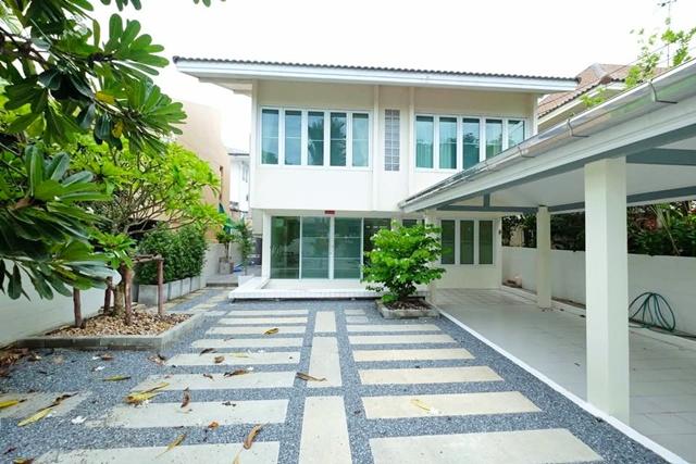 ARL หัวหมาก 1.6กม. ให้เช่าบ้านเดี่ยว 2 ชั้น พัฒนาการ70-76 MRTคลองกลันตัน 1.3กม. พื้นที่สวนกว้าง 100 ตร.วา.300 ตร.ม. 3นอน 1