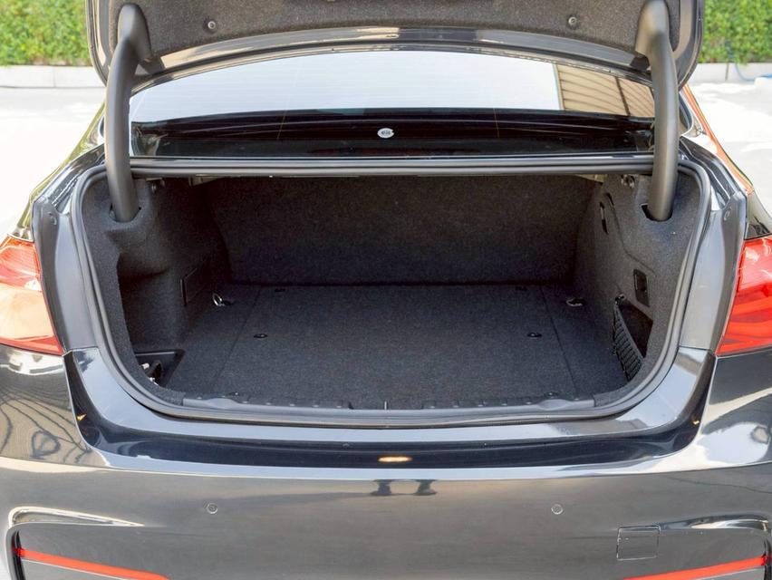 BMW 330e Sport ปีจด 2018 เจ้าของเดียว รถสวยไม่มีอุบัติเหตุ ยางปี 2025 8