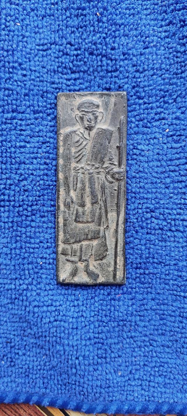 แผ่นโลหะปั๊มหลวงปู่ศุขยืนถือไม้เท้าปี2520 รูปที่ 3