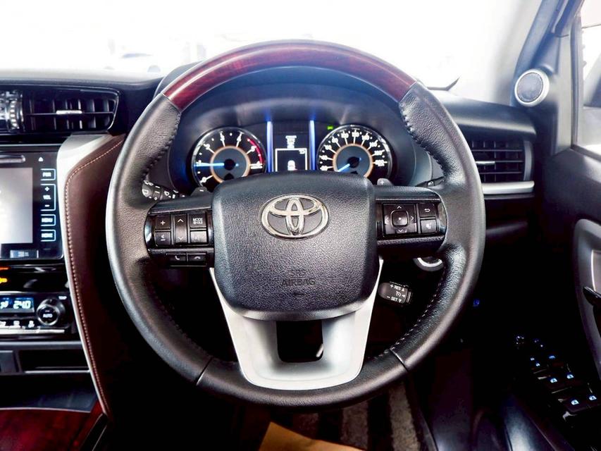 Toyota Fortuner 2.8 V เกียร์ออโต้ สีขาวมุก ปี 2015 14