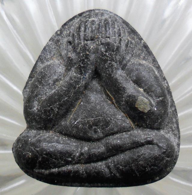 พระรอดเก่าเนื้อจัดค่ะ 11