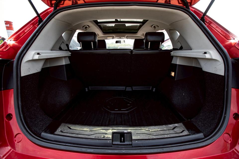 MG ZS 1.5 X ปี 2018 สีแดง มือเดียวป้ายแดง  13