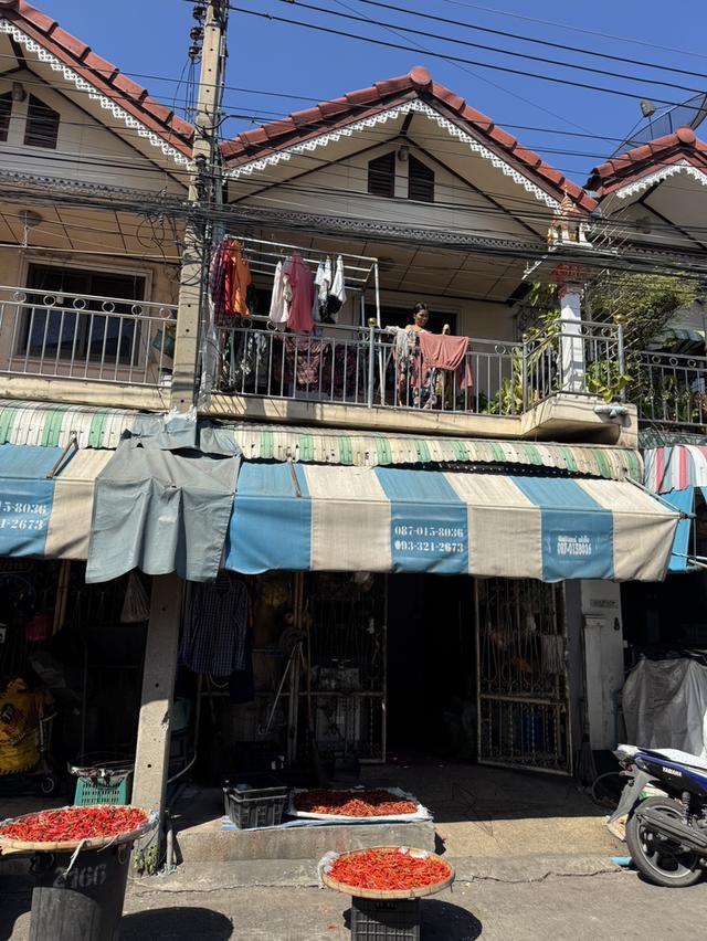 ทาวน์เฮ้าส์ 2 ชั้น ทำเลทอง ใจกลางตลาดสี่มุมเมือง เหมาะสำหรับนักลงทุน ปล่อยเช่าต่อได้ทันที มีรายได้สม่ำเสมอ 6