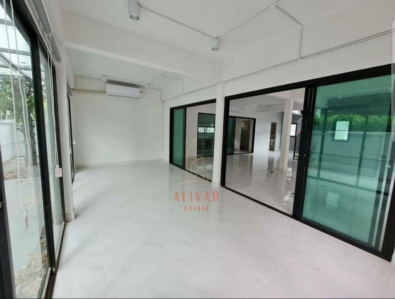 RH081025 ให้เช่า บ้านเดี่ยว 2ชั้น Renovate ใหม่ทั้งหลัง ย่าน โชคชัย 4 5