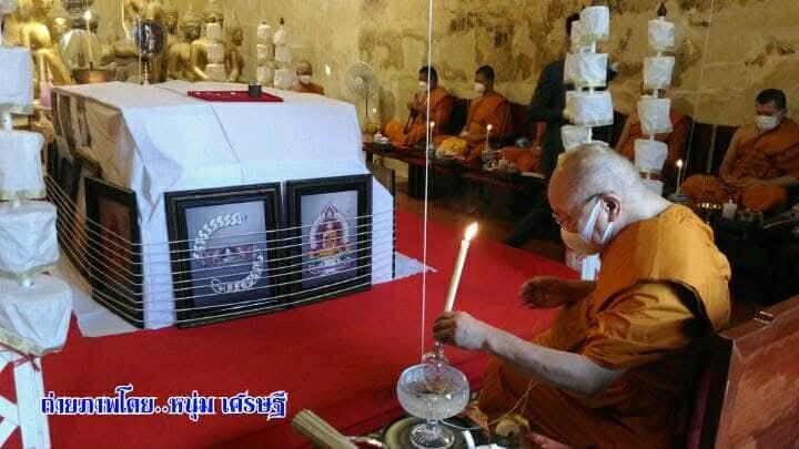 หลวงพ่อรวย รุ่น "รวยเงินล้าน" ปี 2564รูปหล่อลอยองค์ เนื้อทองฝาบาตร อุดกริ่ง มีเสียง เลข 82แยกจากชุดกรรมการ ขนาด 3 × 2 ซม. ไม่มีกล่องเดิม รูปที่ 8
