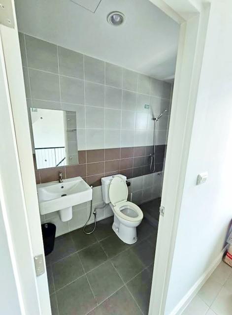 ถ.เพชรเกษม77-81 โฮมโปร เพชรเกษม 2.5 กม. ให้เช่าอาคาร 3.5 ชั้นหลังริม 28 ตร.วา.350 ตร.ม. 5 นอน 3 น้ำ ตลาดอุ่นเรือน 1.1 กม 7