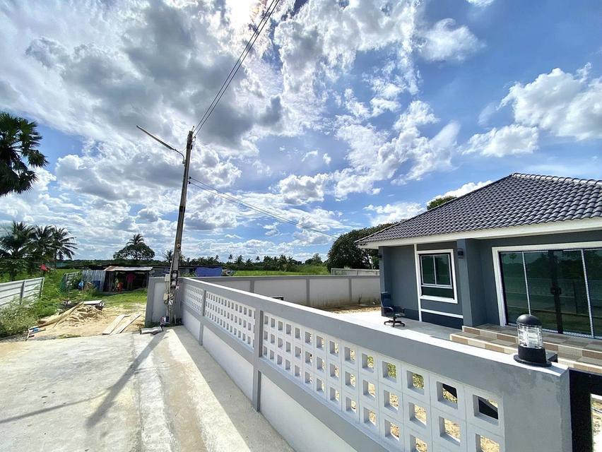 ขายบ้านสร้างใหม่อำเภอกำแพงแสน นครปฐม เนื้อที่ 110ตรว. 3ห้องนอน 2ห้องน้ำ ฟรีแอร์ 4เครื่อง บ้านทำเลดีน่าอยู่ 18