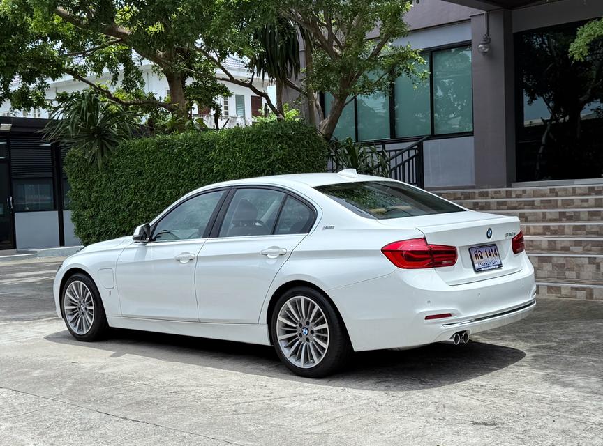 2018 BMW 330e LCI รถมือเดียวออกป้ายแดง รถวิ่งน้อยเพียง 90,000 กม ประวัติศูนย์ครบ รถไม่เคยมีอุบัติเหตุครับ 6
