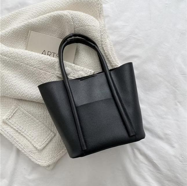 กระเป๋าสะพายทรงโท้ทสีดำ