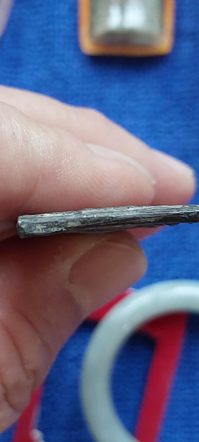 แผ่นโลหะปั๊มหลวงปู่ศุขยืนถือไม้เท้าปี2520 รูปที่ 9