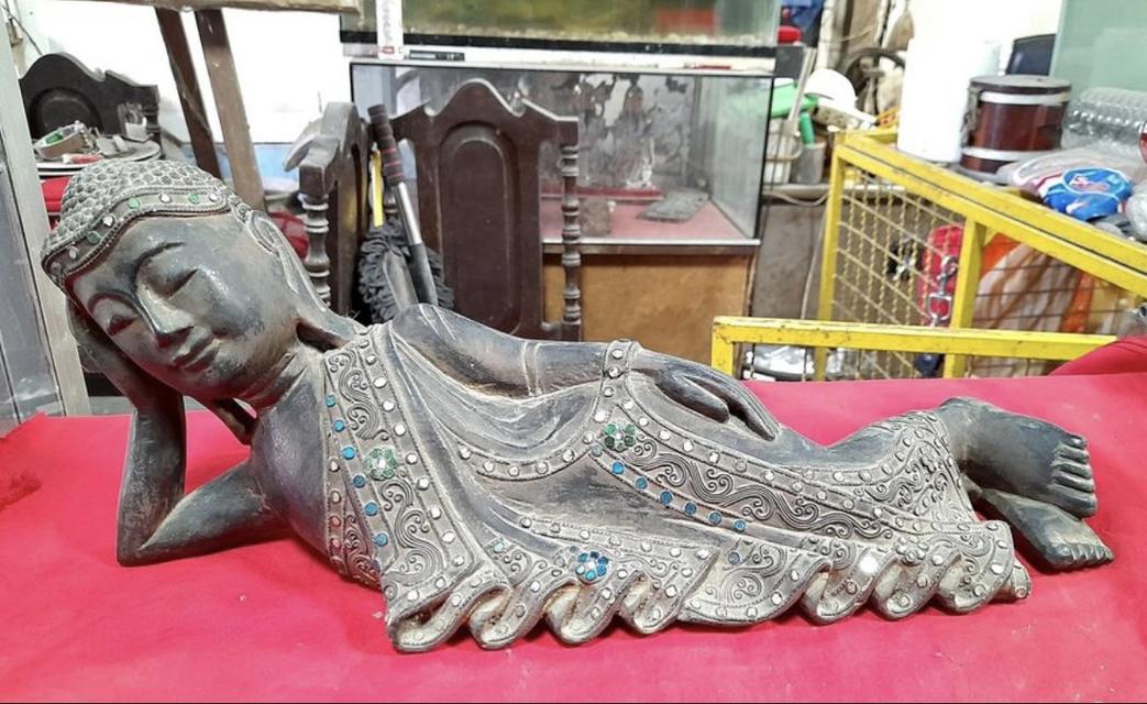 พระนอนไม้แกะ พระพุทธรูปไม้แกะสลัก ปางไสยาสน์ ศิลปะล้านนา