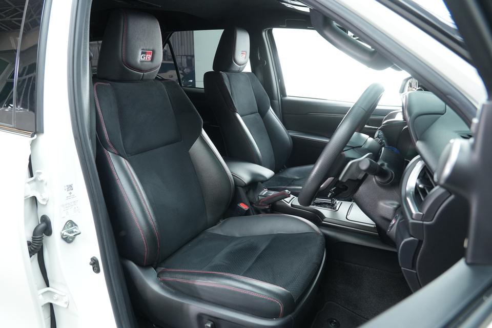 2022 TOYOTA FORTUNER 2.8 GR SPORT BLACK TOP 4WD SUV สีขาว-ดำ เลขไมล์ 27929 กม. 14