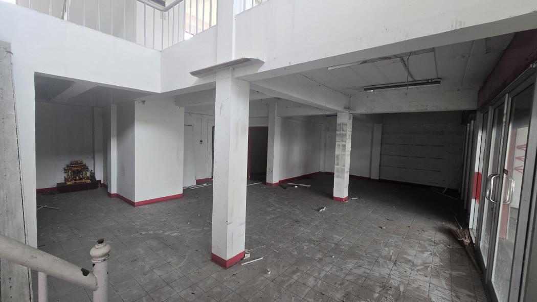 ขายถูก อาคารพาณิชย์ 4.5ชั้น 3คูหา ติดถนนร่มเกล้า 400 ตรม 50 ตรว