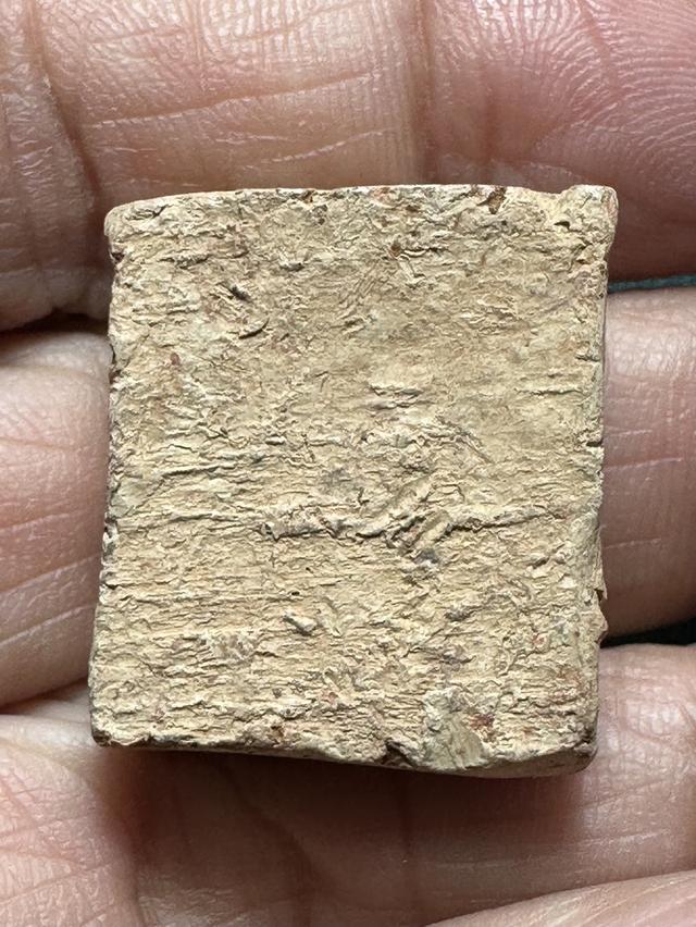 พระเนื้อดินเผาพิมพ์ซุ้มเส้นลวด หลวงพ่อโต วัดโพธิ์ศรีเจริญ สุพรรณบุรี (หลวงพ่อมุ่ยร่วมเสก) รูปที่ 2