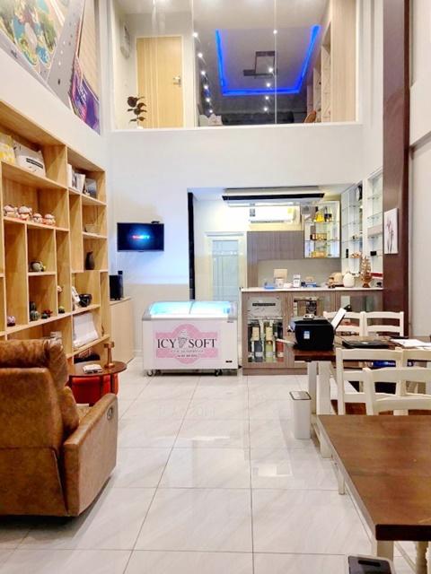 อาคารพาณิชย์ ถูกที่สุด ตกแต่งแล้วระดับพรีเมี่ยมแล้ว 3.5 ชั้น ร้านกาแฟ ร้านสัก ร้านเล็บ ติดถ.ใหญ่ เพชรเกษม 77 ถึง 81 4นอน 2