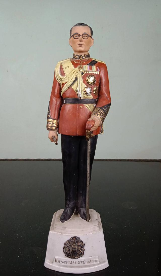 729.พระบรมรูปหล่อในหลวงรัชกาลที่ 9 พระบาทสมเด็จพระปรมินทรมหาภูมิพลอดุลยเดช ทรงยืนฉลองพระองค์ชุดทหารมหาดเล็ก (องค์เล็ก)