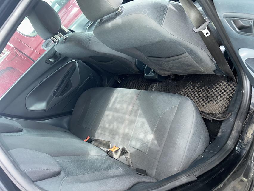 ขาย Ford Fiesta 2013 แอร์ดี ไม่มีอุบัติเหตุ ไฟเครื่องมีโชว์สดุด เกียร์ไม่เปลี่ยนทะเบียน พรบ.ต่อแล้วจอดตามภาพให้ได้ราคาก็เสนอมาที่เบอร์ 089-9942100ครับ