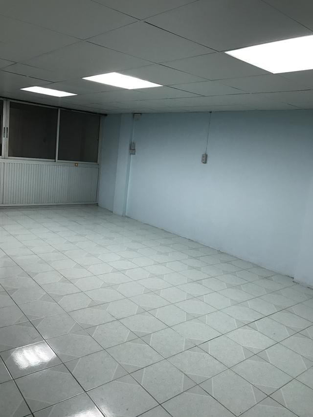 ตึกสองคูหา 3ชั้นครึ่ง หมู่บ้านพรทวี วิลล่า4 เลียบคลองทวีวัฒนา 13