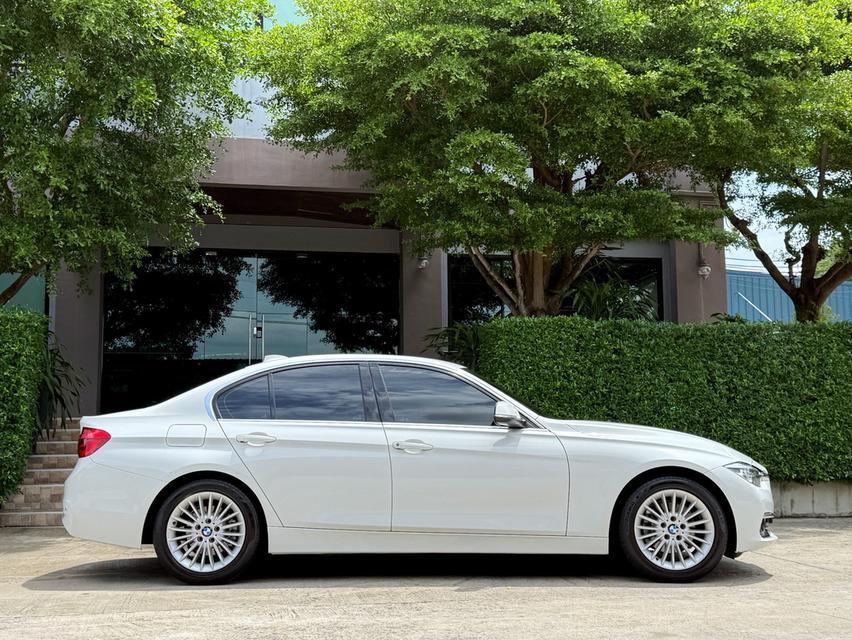 2019 BMW 320D F30 LCI รถมือเดียวออกป้ายแดง รถวิ่งน้อย เข้าศูนย์ตรงระยะ รถไม่เคยมีอุบัติเหตุครับ รูปย่อยที่ 2