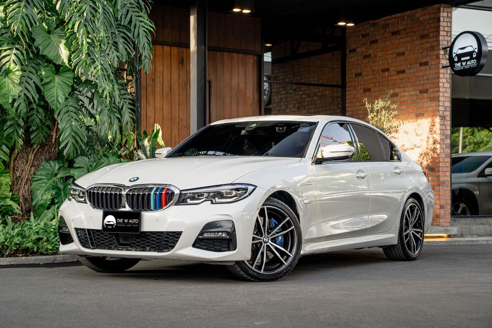 “BMW 330e M Sport Plug-in Hybrid”  ปี 2022