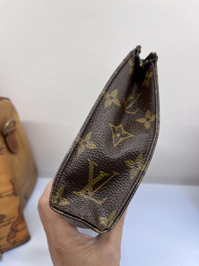 กระเป๋าแบรนด์เนม Luis Vuitton vintage clutchh แท้ เดิมๆ พร้อมใช้ลายชัดแคนวสาสสวยซับในเมีลอกนิดหน่อยไม่มีผลต่อการใช้งานใส่โทรศัพท์ได้ เครื่องสำอางค์ได้ รูปที่ 3