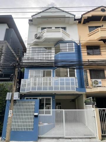 ขายหรือให้เช่าทาวน์โฮม 4 ชั้น รีโนเวทใหม่ มีดาดฟ้า ซอยพระราม 9 ซอย 13 ใจกลางเมือง ใกล้ทางด่วน 1