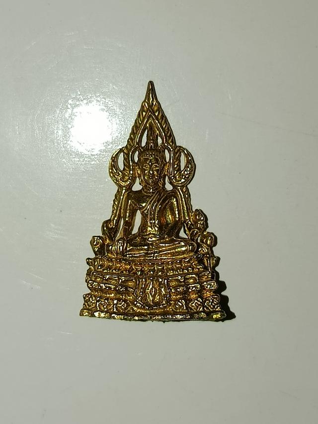 พระพุทธชินราชขนาดคล้องคอ ซึ่งเป็นพระพุทธรูปสำคัญที่ประดิษฐานอยู่ที่วัดพระศรีรัตนมหาธาตุวรมหาวิหาร จังหวัดพิษณุโลก เป็นวัตถุมงคลที่สร้างขึ้นเพื่อปกป้อง