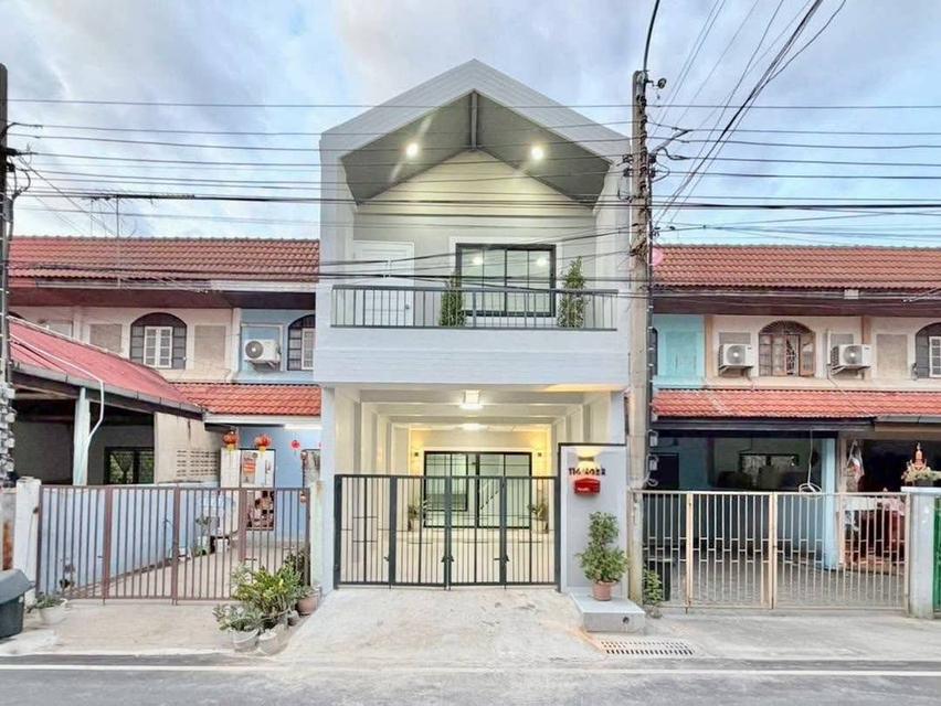 หมู่บ้านบัวทอง1 ติดรถไฟฟ้าสายสีม่วง สถานีคลองบางไผ่ ทาวน์เฮาส์ 2 ชั้น ตกแต่งใหม่พร้อมอยู่ มีระเบียงด้านหน้า 2