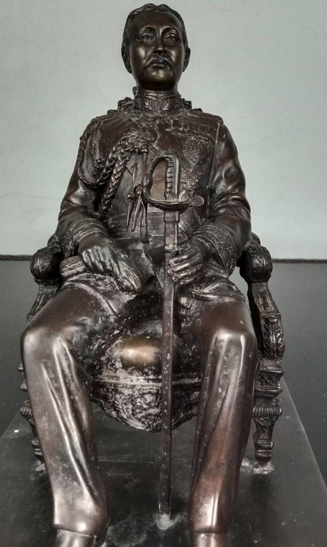 572.พระบรมรูปหล่อในหลวงรัชกาลที่ 5 พระบาทสมเด็จพระปรมินทรมหาจุฬาลงกรณ์ พระจุลจอมเกล้าเจ้าอยู่หัว ทรงประทับนั่งบัลลังก์ รูปย่อยที่ 2
