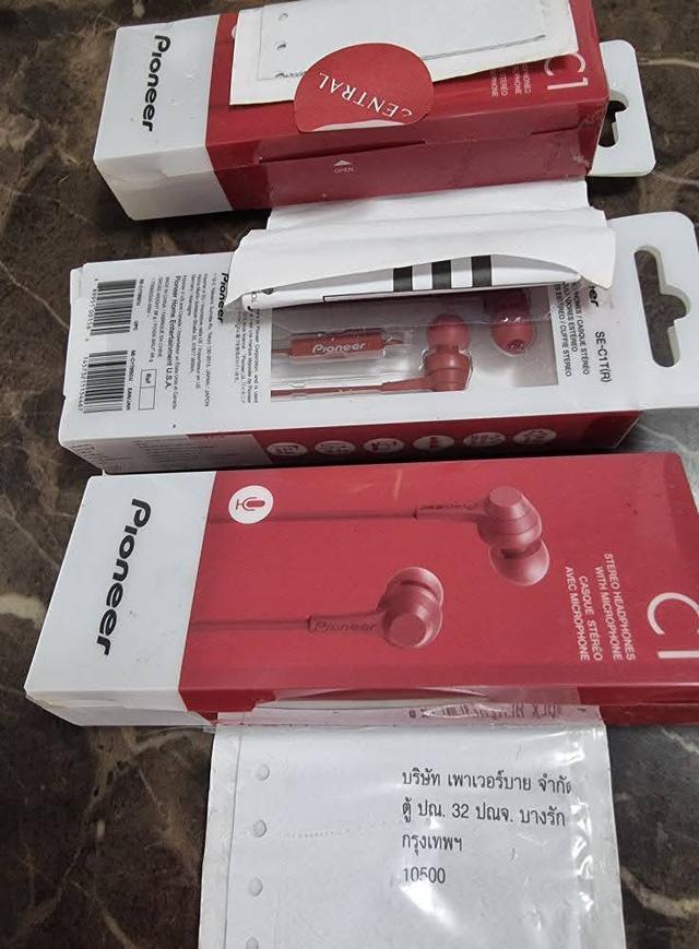 หูฟัง small talk pioneer แท้ซื้อจากห้างเซ็นทรัล ใหม่มือ 1 ใบรับประกันยังไม่แกะ มีอยู่ 3 กล่อง ให้เหมา 3 กล่อง 800 บาทส่งให้ฟรี เอาไปจับของขวัญปีใหม่ดี 4