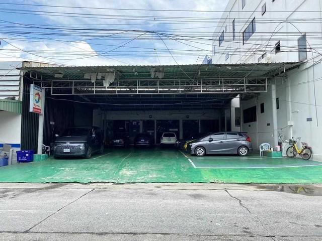 ปล่อยเช่าโชว์รูมรถพร้อมศูนย์บริการ ใกล้แยกเหม่งจ๋าย โครงการ เทียนร่วมมิตร แขวงวังทองหลาง