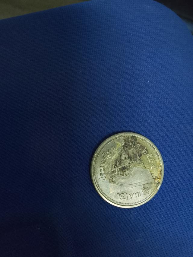 เหรียญ 2บาท สีทอง หล่อและปั้มไม่เรียบร้อยด้านก้อยแต่พื้นผิว เรียบ เหมือนเหรียญสมบูรณ์ รูปที่ 3
