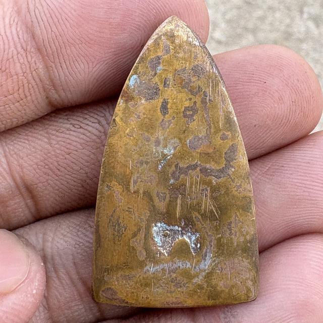 หลวงปู่ทวด วัดช้างให้ พิมพ์หลังเตารีด ปี05 เนื้อนวะโลหะ รูปที่ 2