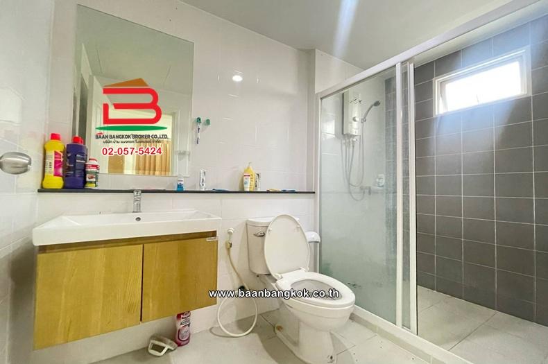 บ้านแฝด เนื้อที่ 35.8 ตร.ว. เดอะ วิลเลจ รังสิต-วงแหวน The Village Rangsit-Wongwaen ถนนรังสิต-นครนายก ตำบลลาดสวาย อำเภอลำลูกกา ปทุมธานี 15