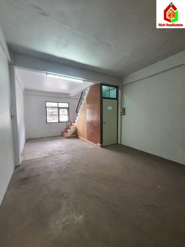 ขายถูกอาคารพาณิชย์ 3.75 ชั้น ซอยเอกชัย 35 แขวงบางขุนเทียน เขตจอมทอง เนื้อที่ดิน 29 ตรว. 3 นอน 2 น้ำ ขายตามสภาพ ติดถนนใหญ่ แหล่งชุมชน มีรถเมล์วิงผ่า 8