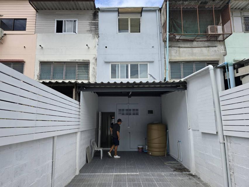 ขายอาคารพาณิขย์ รามอินทรา 58 ใกล้โรงพยาบาลสินแพทย์ และแฟชั่นไอส์แลนด์ รีโนเวทใหม่ พร้อมอยู่ 22 ตรว 3 ชั้น 5