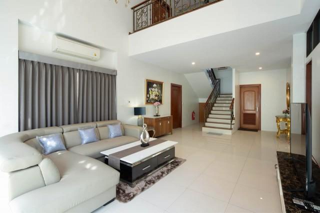 Pool Villa ให้เช่าคฤหาสน์หรู 3 ชั้น 6นอน พระราม9 Motorway ใกล้ม.นานาชาติแสตมฟอร์ด 240 ม. 6 น้ำ เฟอร์ เครื่องใช้ไฟฟ้าครบ 4