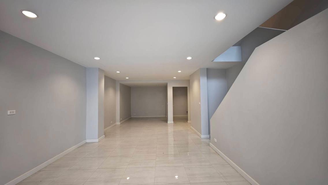 ขายถูกทาวน์โฮม 3 ชั้น มบ. เกษมสันต์1 ลาดพร้าว71 ถนนนาคนิวาส ขนาด 25 ตรว. 3 นอน 3 น้ำ บ้านสวย บ้านเปล่า รีโนเวทใหม่ทั้งหลัง ใกล้ เซ็นทรัลอีสต์วิลล์ 3