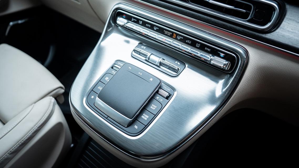 Mercedes-Benz V300d Exclusive 2025 สีดำ มือเดียว สภาพดีสุดไมล์น้อยมาก Warranty Benz เหลือถึง 30042028 รูปที่ 12