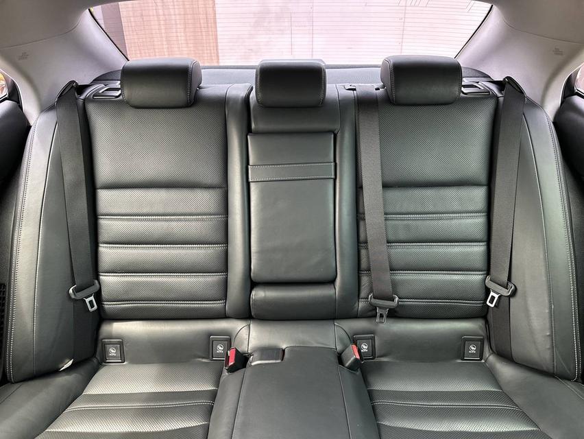 LEXUS IS 300h (2015) 14