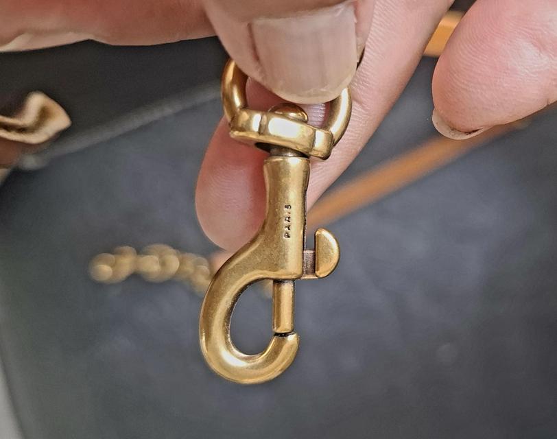 Saint Laurent (YSL) รุ่น Niki ในวัสดุ Vintage Leather (หนังวัวฟอกสไตล์วินเทจที่มีความเงาและยับเป็นเอกลักษณ์) รูปที่ 4